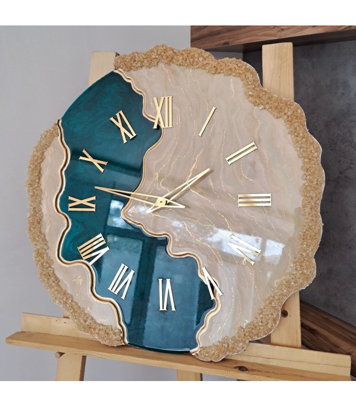 ساعت دیواری رزینی سبز طرح نورا